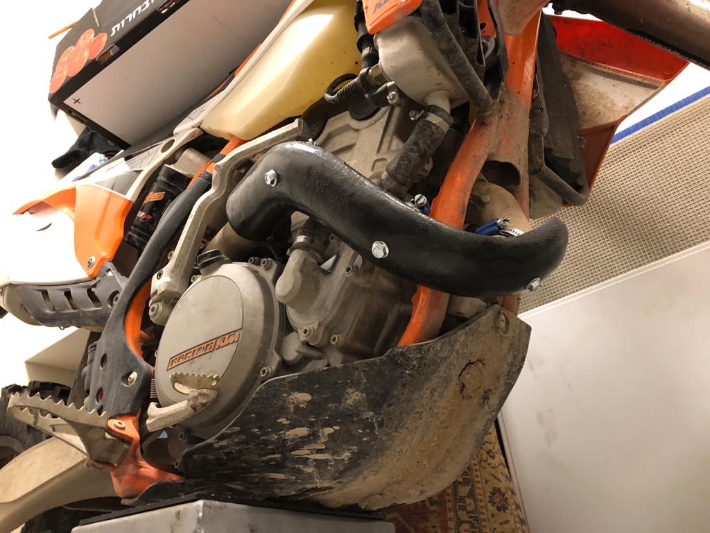 מגן סעפת 4 פעימות 250/350 | עשוי קרבון עבור דגמי KTM/Husqvarna