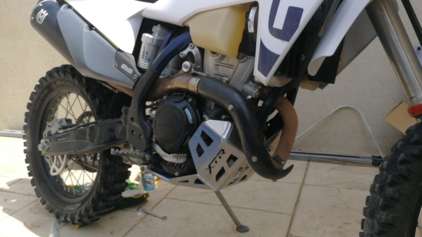 מגן סעפת 4 פעימות 250/350 | עשוי קרבון עבור דגמי KTM/Husqvarna – תמונה 2